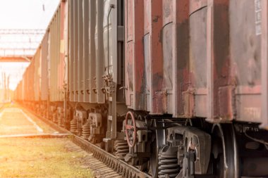 bir tren tekerlek raylar üzerinde. Demiryolu