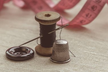 terzi, terzi, dikiş ipliği ve örgü, gri iplik ve iğne ve düğme için kompozisyon