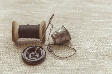 terzi, terzi, dikiş ipliği ve örgü, gri iplik ve iğne ve düğme için kompozisyon