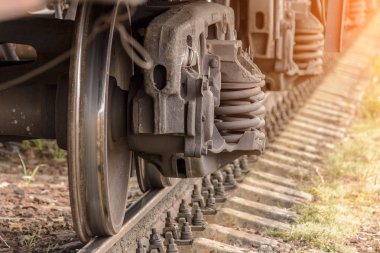 bir tren tekerlek raylar üzerinde. Demiryolu