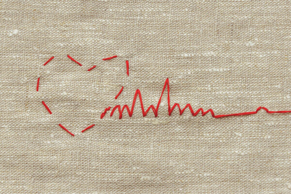 состав швеи, портной, нитки и для вязания, красная нитка в виде медицинского сердца на инструментах
