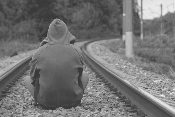Hombre Con Depresión Sienta Sobre Los Rieles —  Fotos de Stock