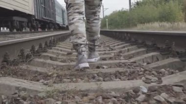 koruyucu renk pantolon ve spor ayakkabılar bacaklar on rails git