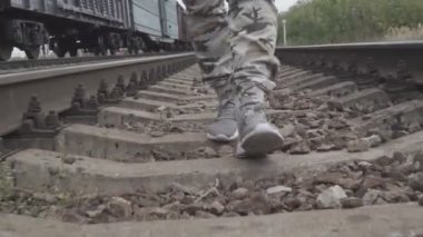 koruyucu renk pantolon ve spor ayakkabılar bacaklar on rails git