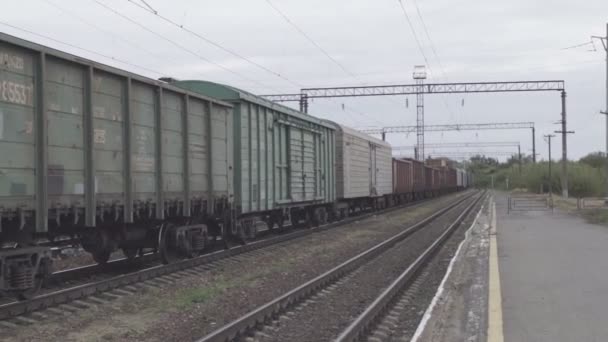 Passage Van Camera Langs Railroad Tracks Konvooi — Stockvideo