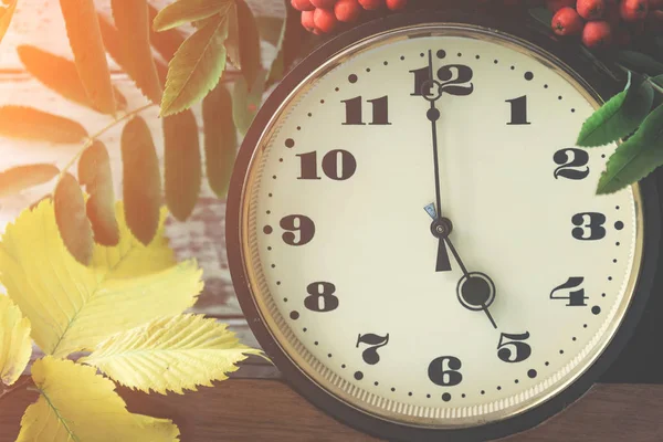 Autumn Composition Clock Cluster Mountain Ash Yellow Leaves Clock Time — Stock Photo, Image