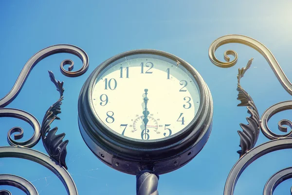 Old Retro Street Clock Blue Sky Background — Stock Photo, Image