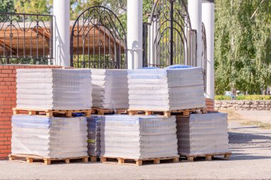 sokakta, inşaat sahasında tuğla paket yalan