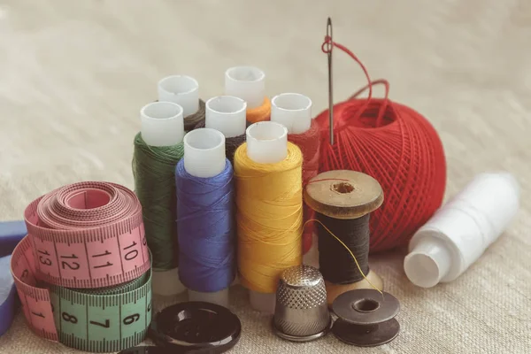 テキスト基板の編み物 仕立て屋 仕立て屋 ミシン糸の組成 — ストック写真