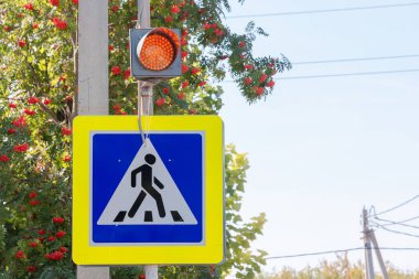 trafik ışığı kırmızı stop sinyali yasaklayan yaya geçidi üzerinde