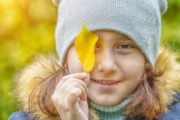 自然の葉の秋で遊んで赤ちゃん女の子 — ストック写真