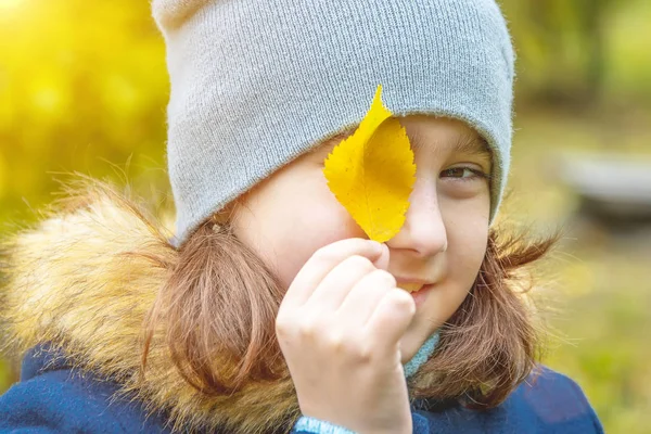 自然の葉の秋で遊んで赤ちゃん女の子 — ストック写真