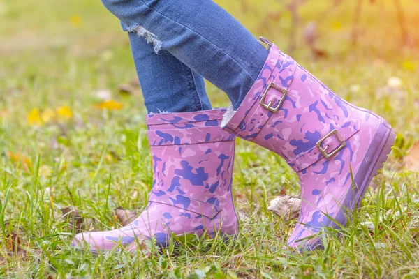 Piedi Bambini Stivali Gomma Erba Secca Ingiallita Autunno — Foto Stock