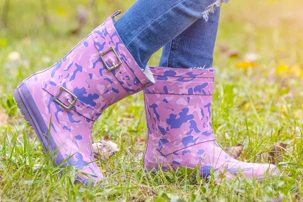 黄ばんだ乾いた草の秋のブーツは ゴムで子供の足 — ストック写真