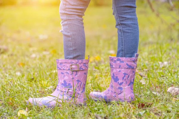 Pés Crianças Botas Borracha Grama Seca Amarelada Outono — Fotografia de Stock