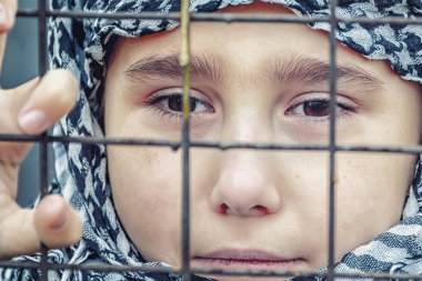 bir başörtüsü doğuda ağlayan mülteci kızdan