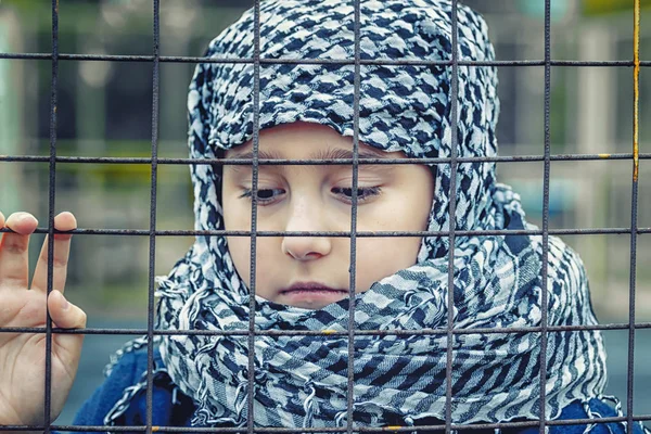 Llorando Niña Refugiada Del Este Pañuelo Cabeza —  Fotos de Stock