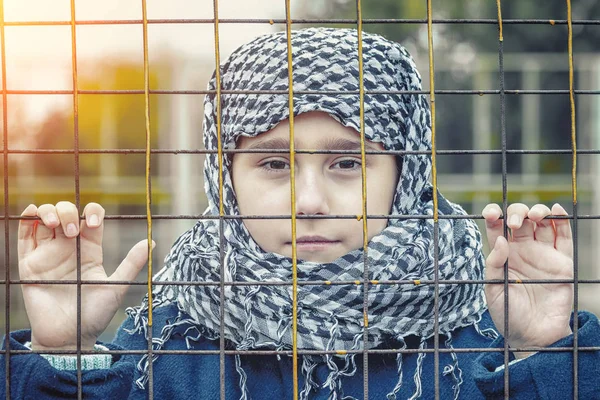 Llorando Niña Refugiada Del Este Pañuelo Cabeza — Foto de Stock