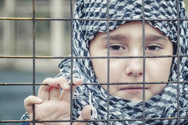 bir başörtüsü doğuda ağlayan mülteci kızdan