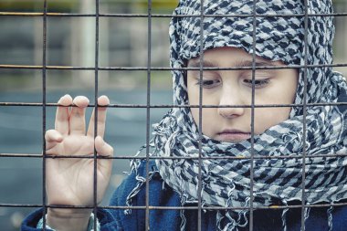 bir başörtüsü doğuda ağlayan mülteci kızdan