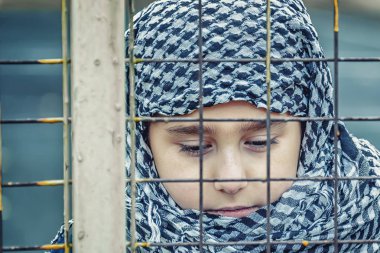 bir başörtüsü doğuda ağlayan mülteci kızdan