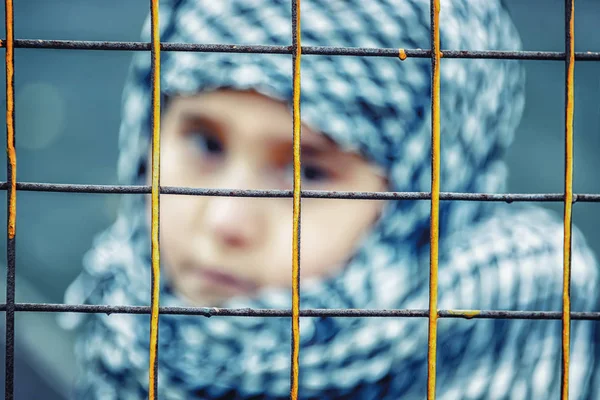 Bir Başörtüsü Doğuda Ağlayan Mülteci Kızdan — Stok fotoğraf