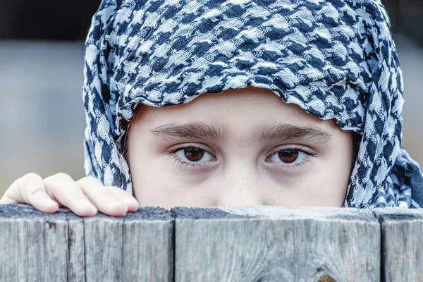 Плаче Дівчина Біженка Сходу Хустці — стокове фото