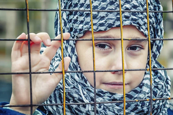 Gråtande Flykting Flicka Från Öst Huvudduk — Stockfoto