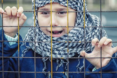 bir başörtüsü doğuda ağlayan mülteci kızdan