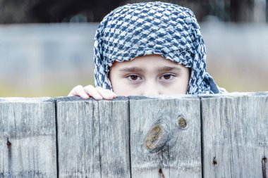 bir başörtüsü doğuda ağlayan mülteci kızdan