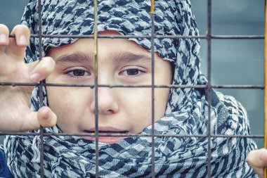 bir başörtüsü doğuda ağlayan mülteci kızdan