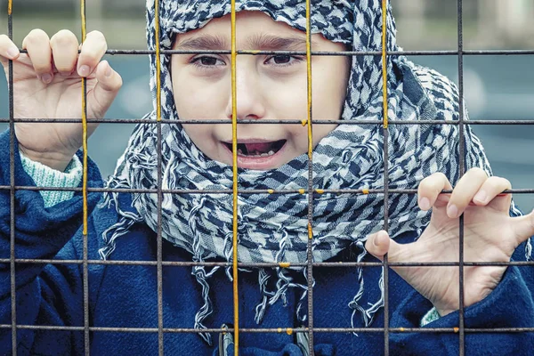 Bir Başörtüsü Doğuda Ağlayan Mülteci Kızdan — Stok fotoğraf