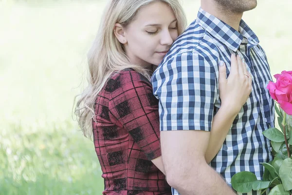 Verliefde Paar Omarmt Elkaar Dag Van Betrokkenheid — Stockfoto