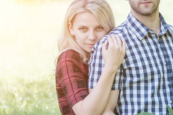 Pareja Enamorada Abraza Día Del Compromiso —  Fotos de Stock