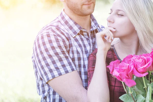 Verliefde Paar Omarmt Elkaar Dag Van Betrokkenheid — Stockfoto