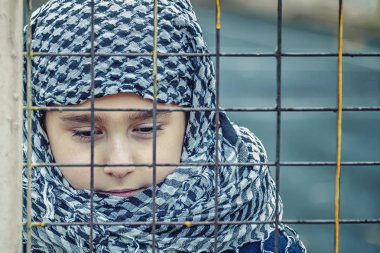 bir başörtüsü doğuda ağlayan mülteci kızdan