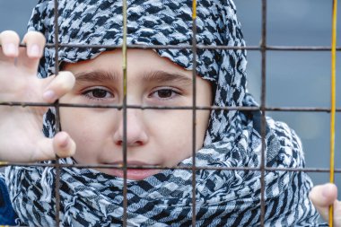 bir başörtüsü doğuda ağlayan mülteci kızdan