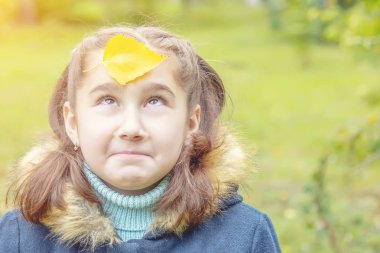 yüzünde sarı yapraklar kızla. gülümsüyor