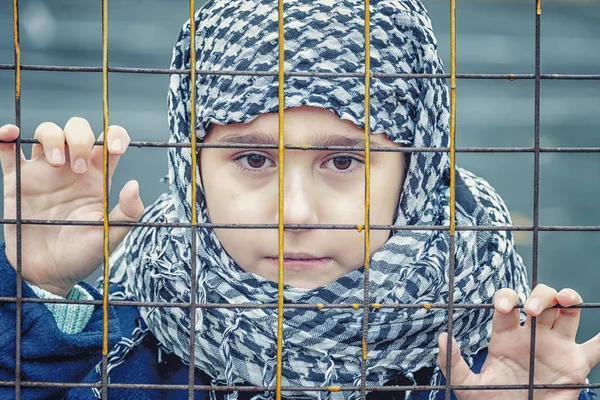スカーフで東から泣いている難民の女の子 — ストック写真