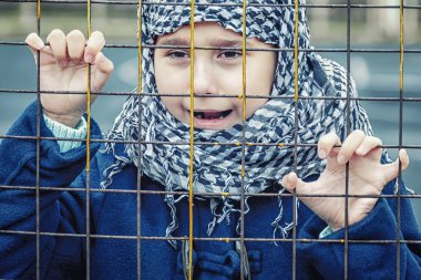 bir başörtüsü doğuda ağlayan mülteci kızdan