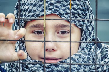 bir başörtüsü doğuda ağlayan mülteci kızdan