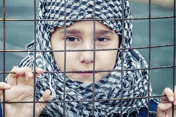 Bir Başörtüsü Doğuda Ağlayan Mülteci Kızdan — Stok fotoğraf