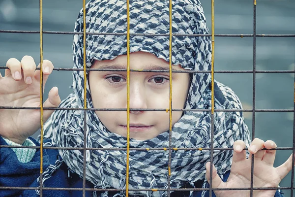 bir başörtüsü doğuda ağlayan mülteci kızdan