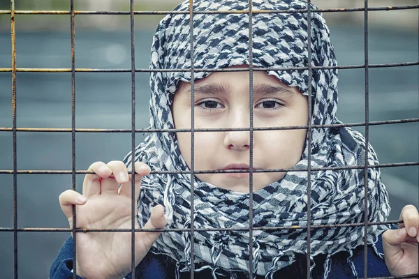 bir başörtüsü doğuda ağlayan mülteci kızdan