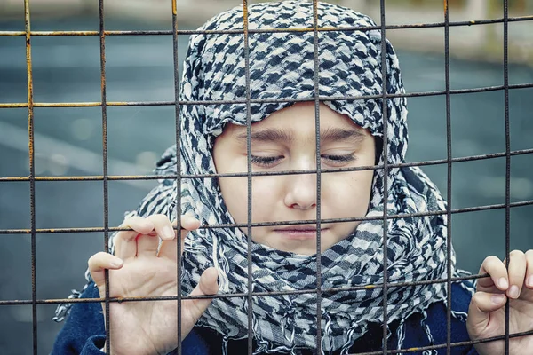 bir başörtüsü doğuda ağlayan mülteci kızdan