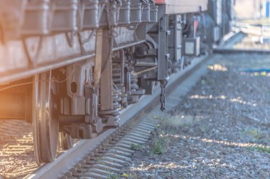 güneşli bir günde tekerlek raylar üzerinde tren