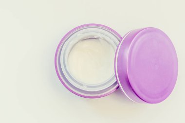 yüz kremi ile jar. sağlıklı cilt. yüz bakımı. gece gündüz kremi