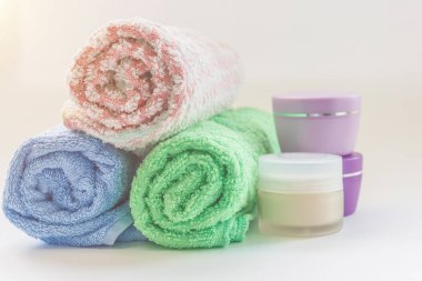 krem kavanoz havlu yakınındaki. Spa uygulamaları. Hamamın gençleşme. Sağlıklı bir yaşam tarzı. Sağlık ve güzellik