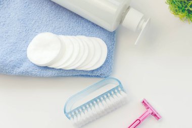 kadın hijyen ürünleri beyaz arka plan üzerinde. Sağlık ve güzellik. Duş Seti.