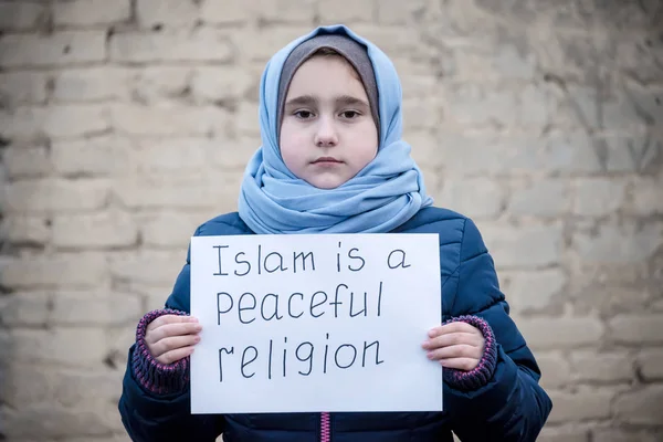 Refugee Girl Inscription White Sheet Islam Peaceful Religion — Stock Photo, Image